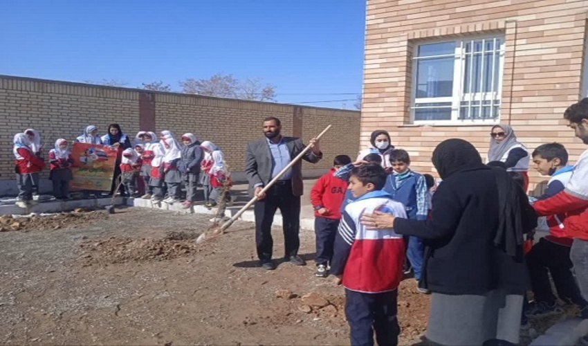 برگزاری پویش نهالکاری با مشارکت جمعیت هلال احمر اراک