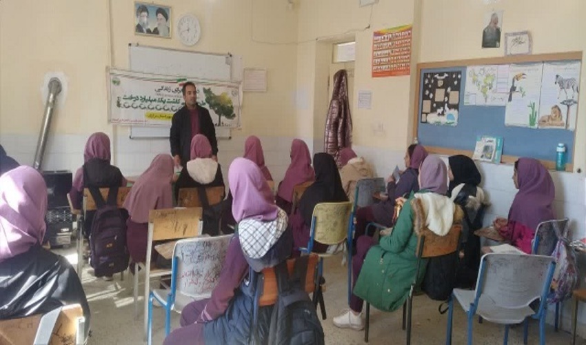 برگزاری دوره آموزشی کاشت نهال در یکی از مدارس کمیجان