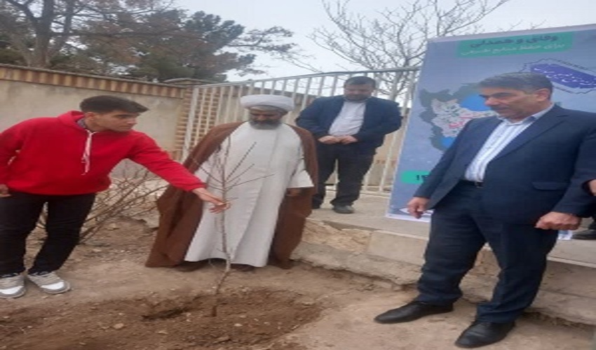 برگزاری مراسم کاشت نهال و نواختن زنگ سبز در یکی از مدارس آشتیان