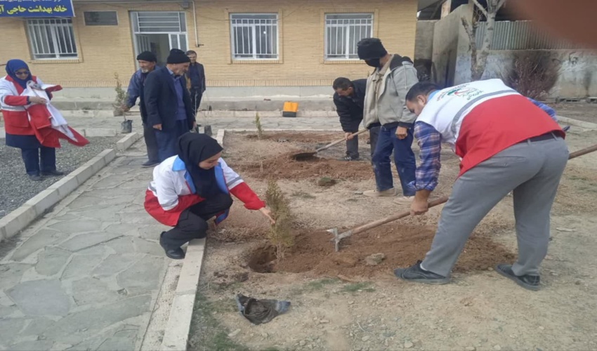 برگزاری پویش نهالکاری جان ایران با مشارکت هلال احمر در خانه بهداشت حاجی آباد اراک