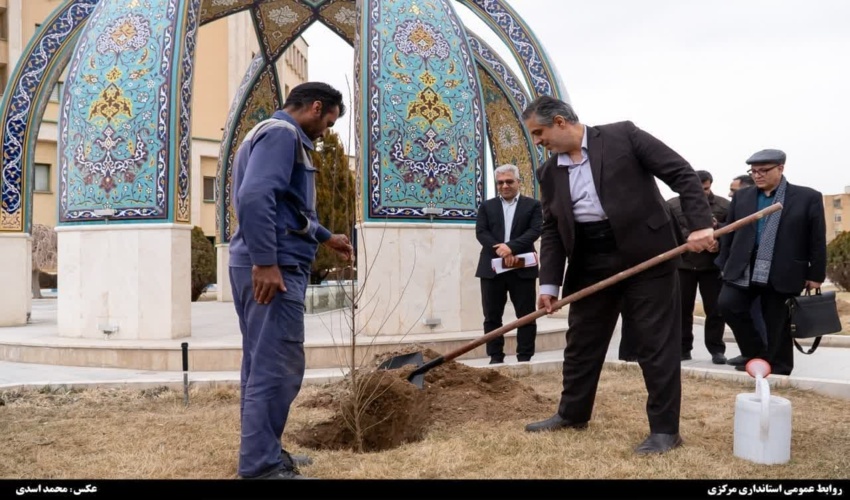 غرس یک اصله نهال در جوار یادمان شهید گمنام استانداری مرکزی