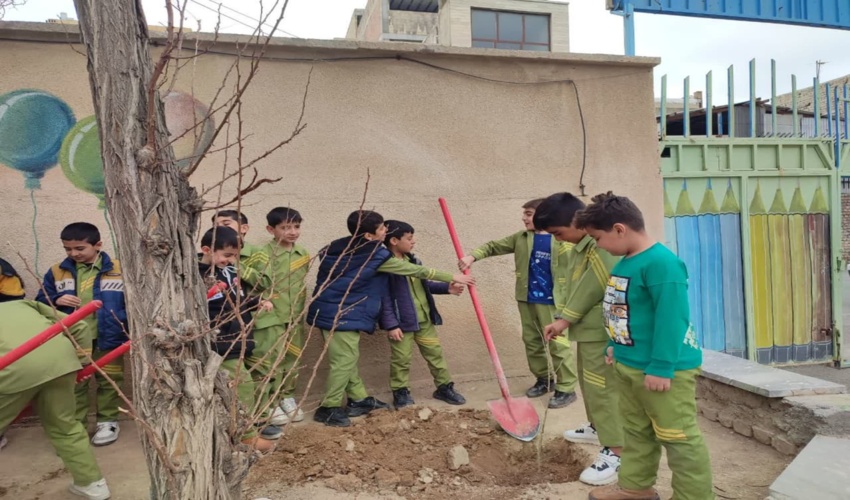 نواختن زنگ سبز در دبستان نفیسه خمین