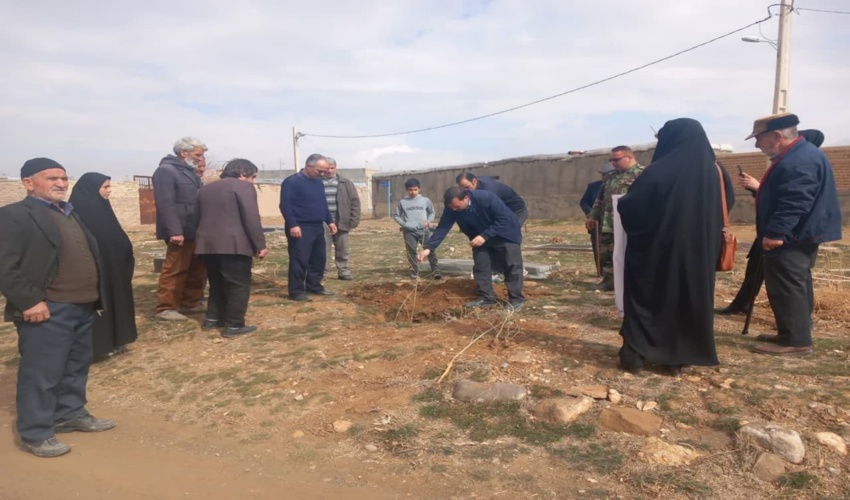 برگزاری پویش درختکاری و یادبود شهدا در گلزار شهدای روستای نادر آباد آشتیان