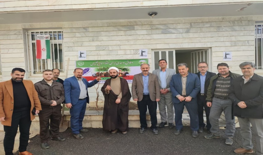 برگزاری مراسم نهال کاری در بنیاد شهید و امور ایثارگران شهرستان خمین