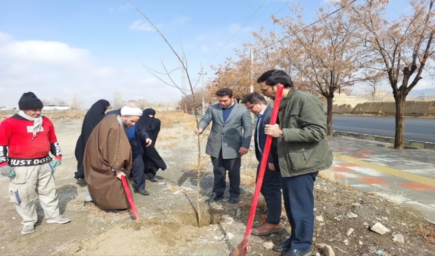برگزاری پویش نهال کاری در مصلای شهر خنداب