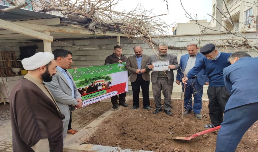دیدار با خانواده شهید بزرگی و شهید افسری به مناسبت هفته منابع طبیعی در خمین