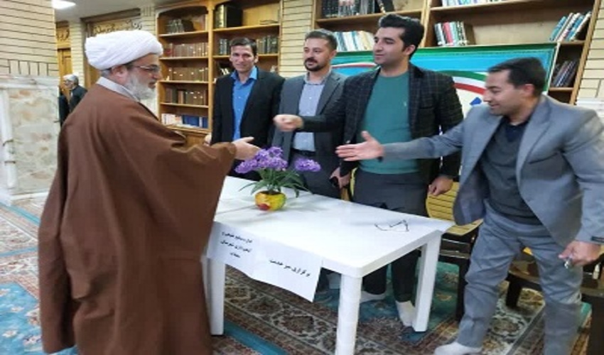 برگزاری میز خدمت منابع طبیعی و توزیع نهال در مصلی محلات