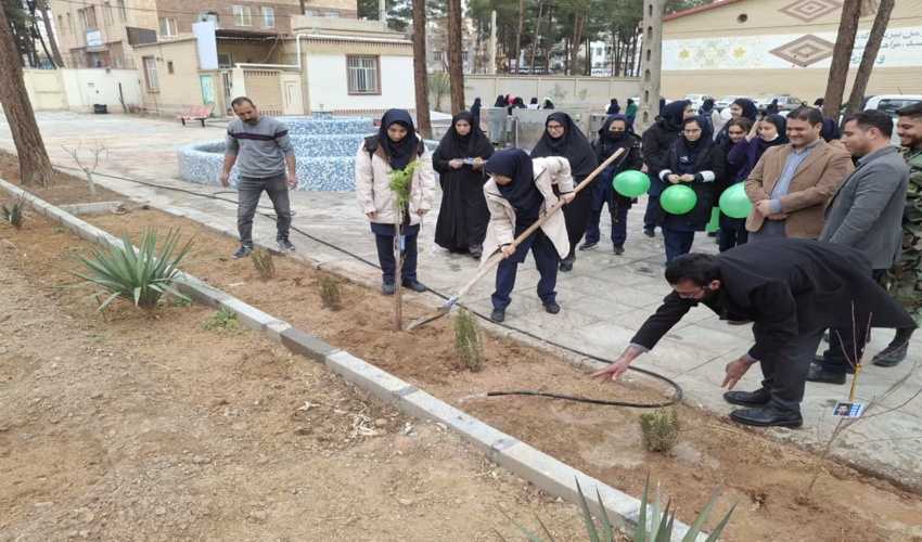 برگزاری آیین درختکاری در مدرسه فرزانگان شهرستان ساوه 