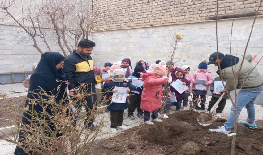 برگزاری مراسم درختکاری در یکی از مدارس مهتاب آشتیان