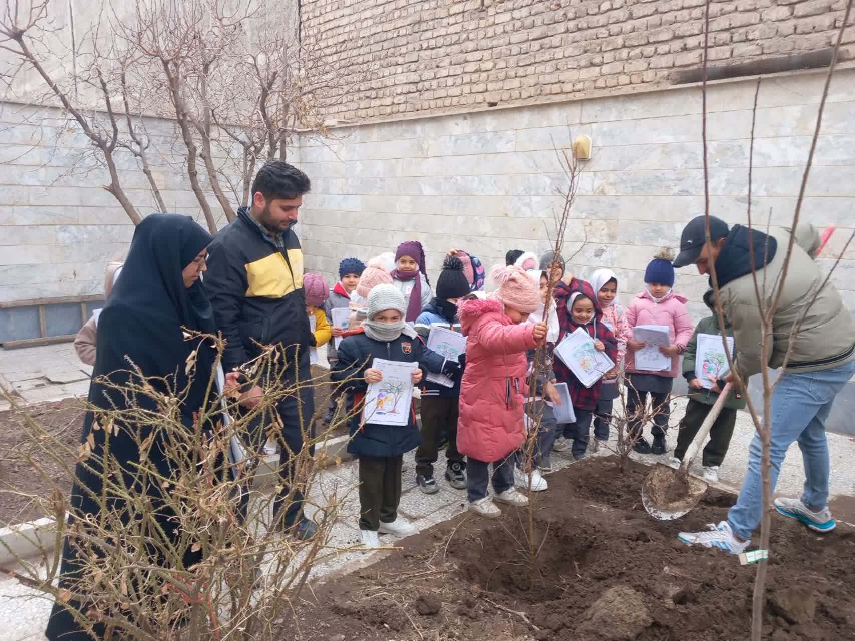 برگزاری پویش نهالکاری در دادگستری شهرستان کمیجان
